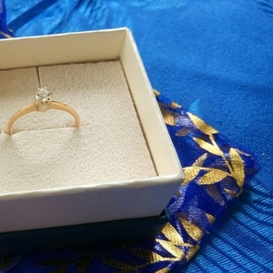 Продам золотое кольцо с бриллиантом
