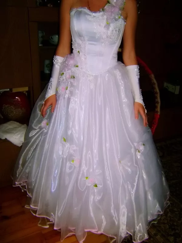 Свадебное платье размер 44-46,  очень красивое,  с розоватым оттенком и  5