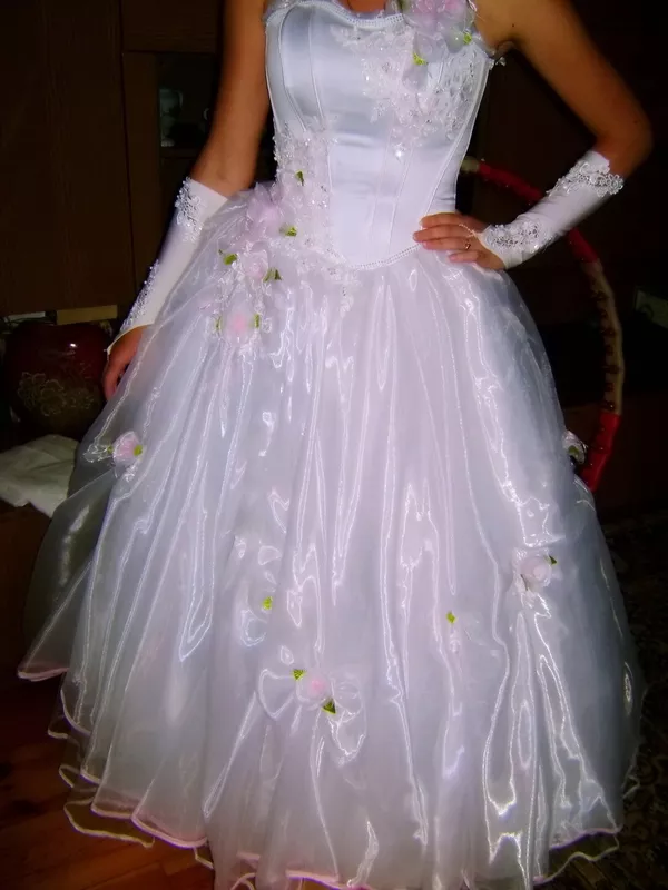 Свадебное платье размер 44-46,  очень красивое,  с розоватым оттенком и  6