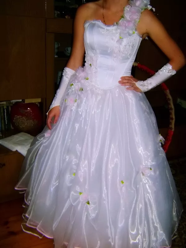 Свадебное платье размер 44-46,  очень красивое,  с розоватым оттенком и  7