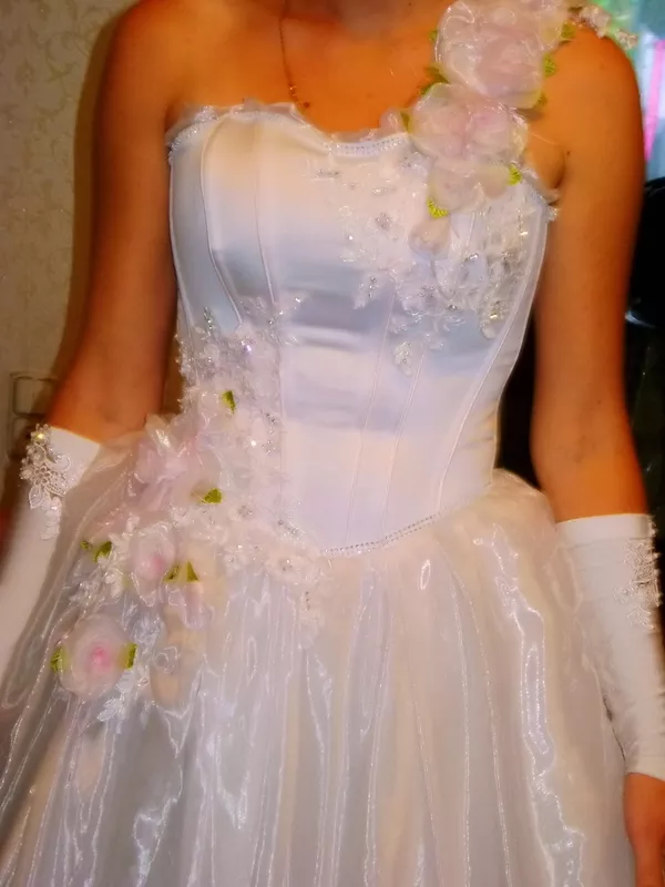 Свадебное платье размер 44-46,  очень красивое,  с розоватым оттенком и  8