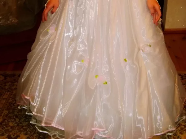 Свадебное платье размер 44-46,  очень красивое,  с розоватым оттенком и  9
