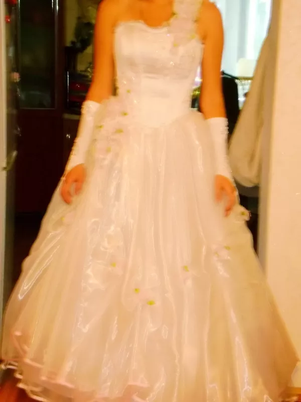 Свадебное платье размер 44-46,  очень красивое,  с розоватым оттенком и  10