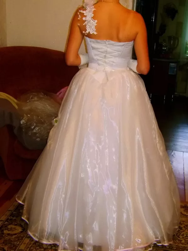 Свадебное платье размер 44-46,  очень красивое,  с розоватым оттенком и  11
