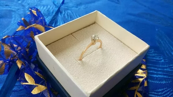 Продам золотое кольцо с бриллиантом 3